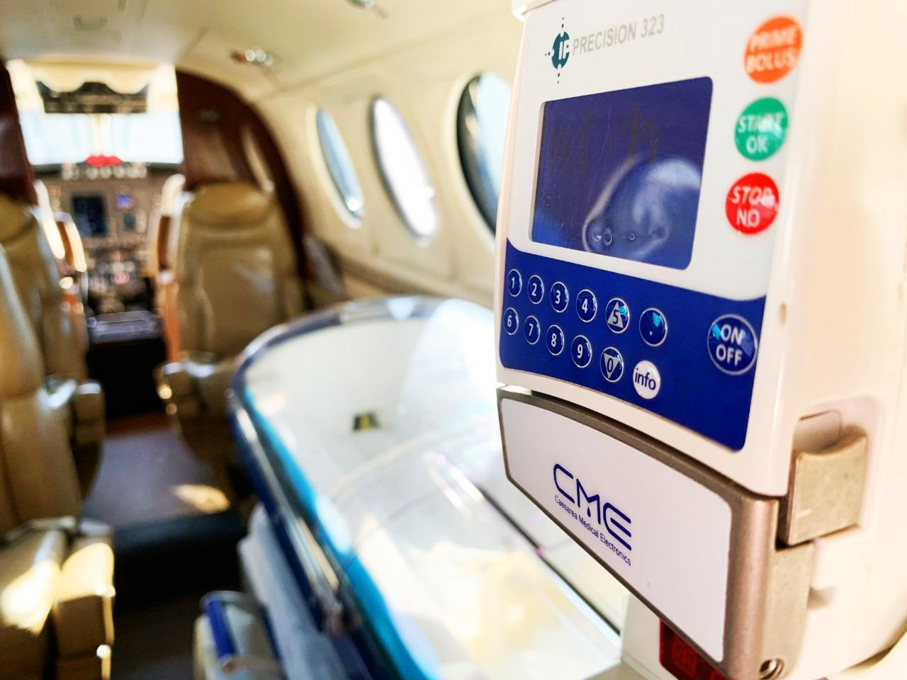 Bomba de infusão moderna instalada ao lado do leito aeromédico