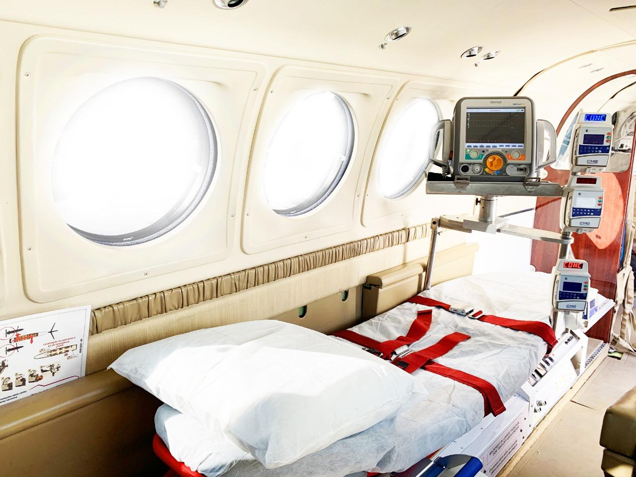 Leito e equipamentos no interior da aeronave